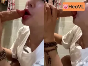 Vào nhà tắm sục cò liếm chuối giả