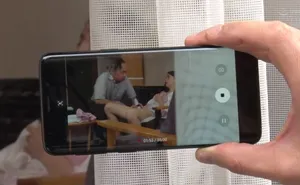 Người yêu của con trai gian díu với bố gã chồng bị gã quản lý khu phố phát hiện
