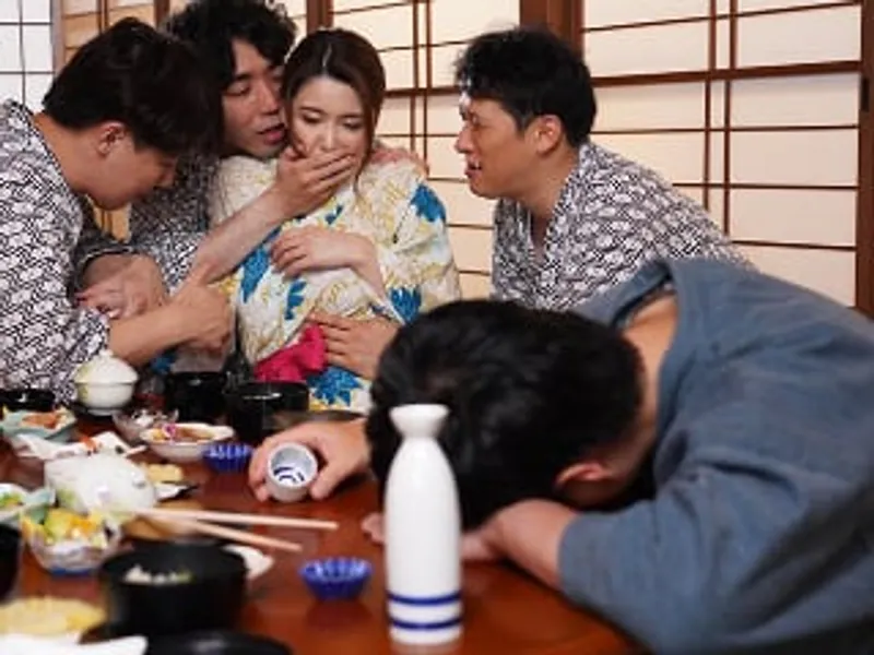 đưa vợ đi suối nước nóng, ông chồng không biết bà xã bị người khác địt sấp mặt