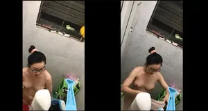 Quay lén học sinh nữ nhà kề bên tắm