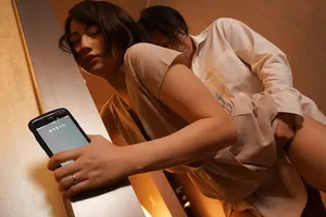 Cô vợ đi họp lớp rồi quan hệ với nyc mặc cho ông chồng ở nhà chờ