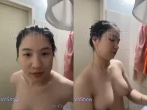 Gái vú đẹp, vừa call với tình nhân vừa tắm