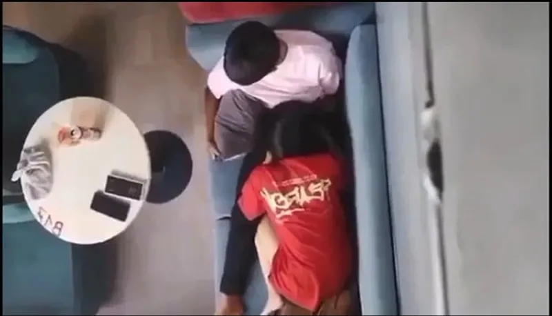 Quay lén em gái mút mút cho người yêu nơi công cộng