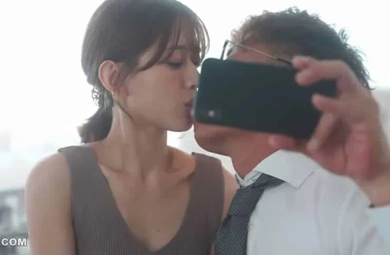 Thấy vợ hơi lạ, gã chồng xem điện thoại cô vợ và thấy cảnh nắc với tiền bối của mình